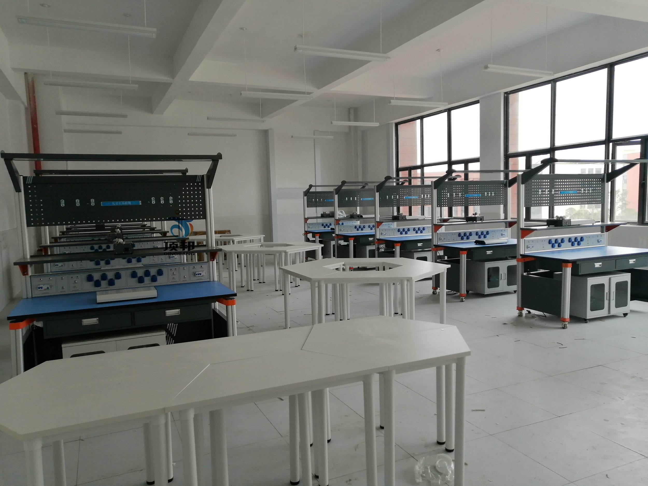 電子產(chǎn)品裝調(diào)與人工智能創(chuàng)新考核裝置