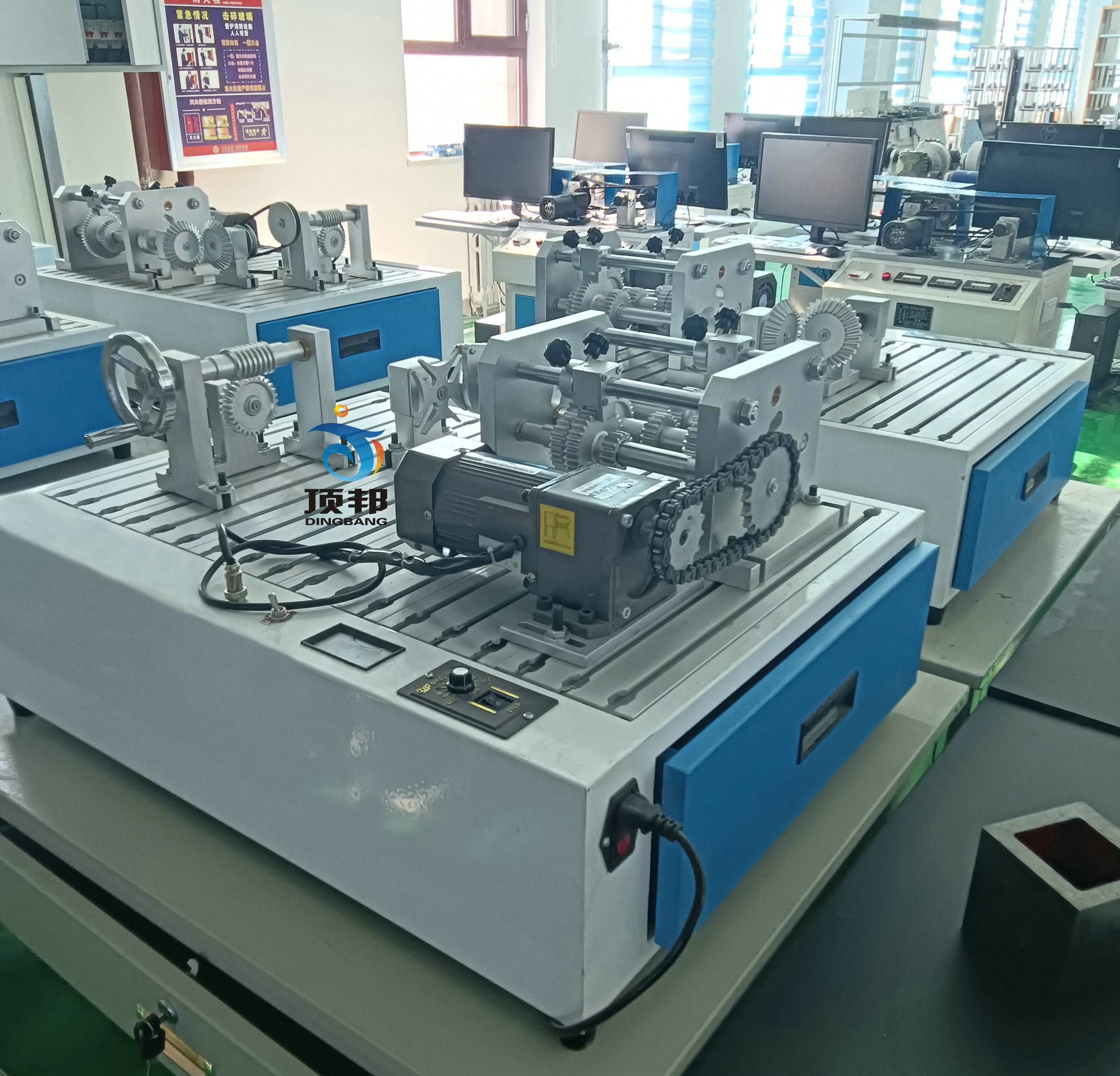 便攜式機械系統(tǒng)傳動創(chuàng)新組合設(shè)計實驗臺