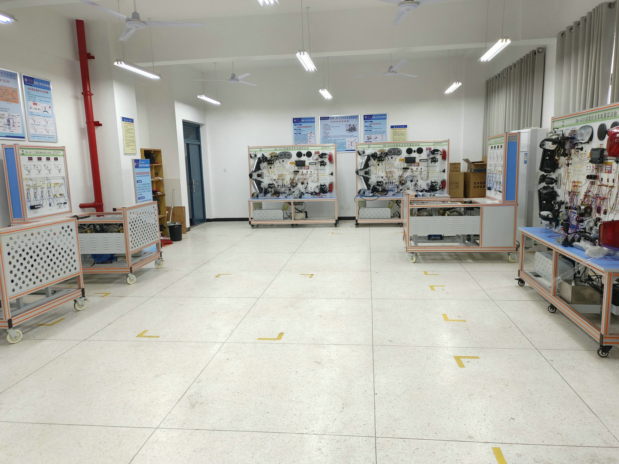 裝載機(jī)全車電器實(shí)訓(xùn)臺