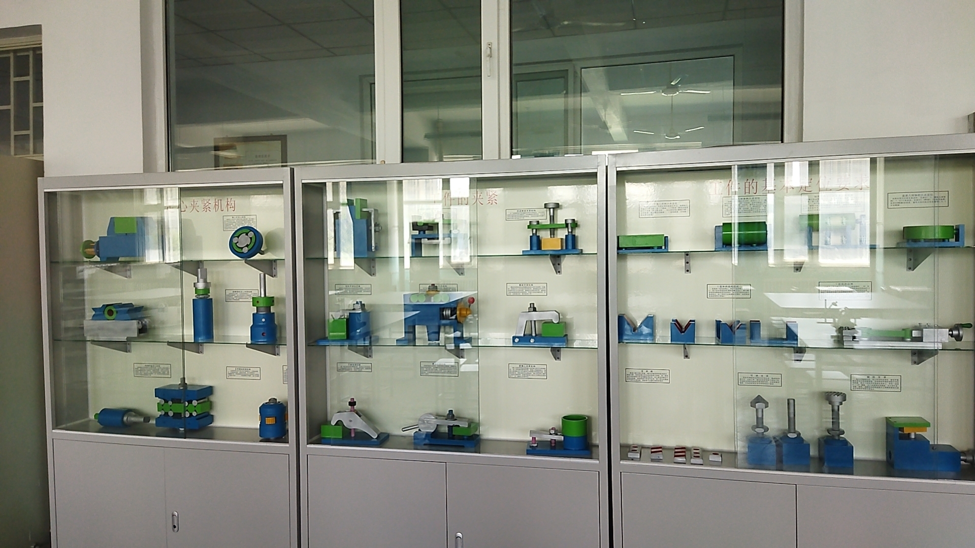 機(jī)床夾具設(shè)計(jì)陳列柜