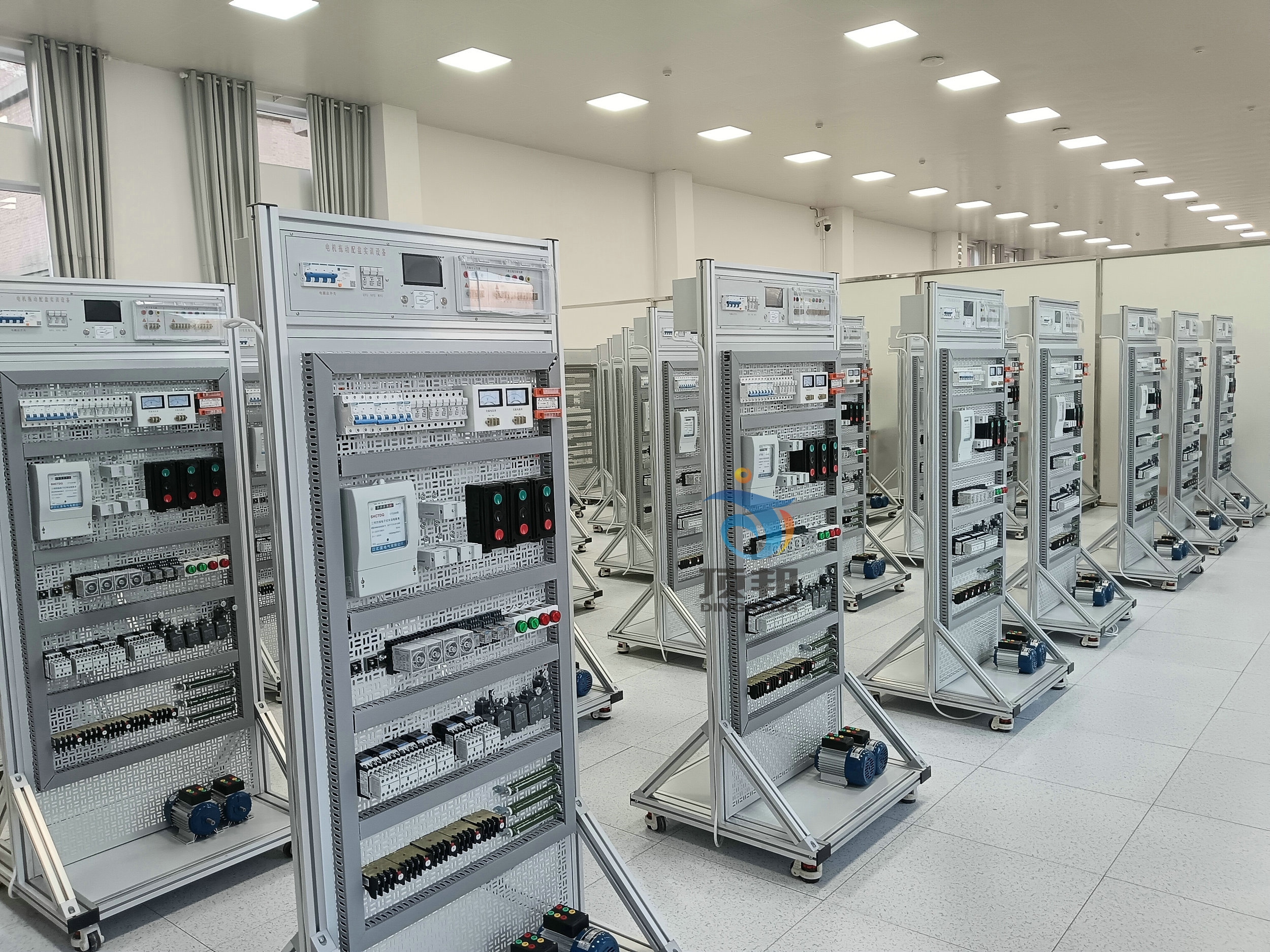 電機(jī)拖動(dòng)配盤(pán)實(shí)訓(xùn)設(shè)備
