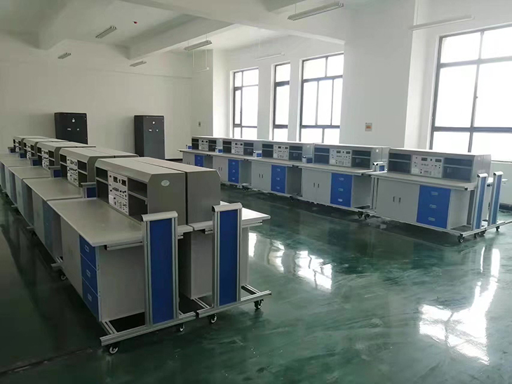 電子技術(shù)綜合實(shí)驗(yàn)臺(tái)